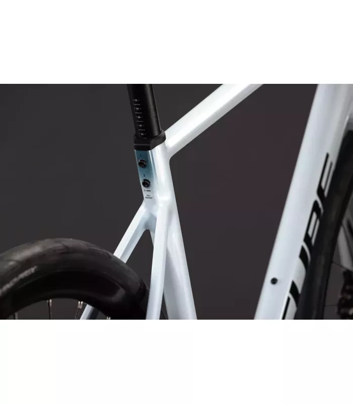 Vélo de route Cube Attain Race 2027