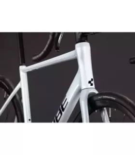 Vélo de route Cube Attain Race 2027