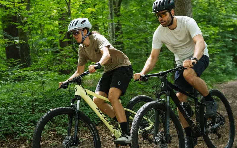 Cycliste débutant sur un VTT en forêt