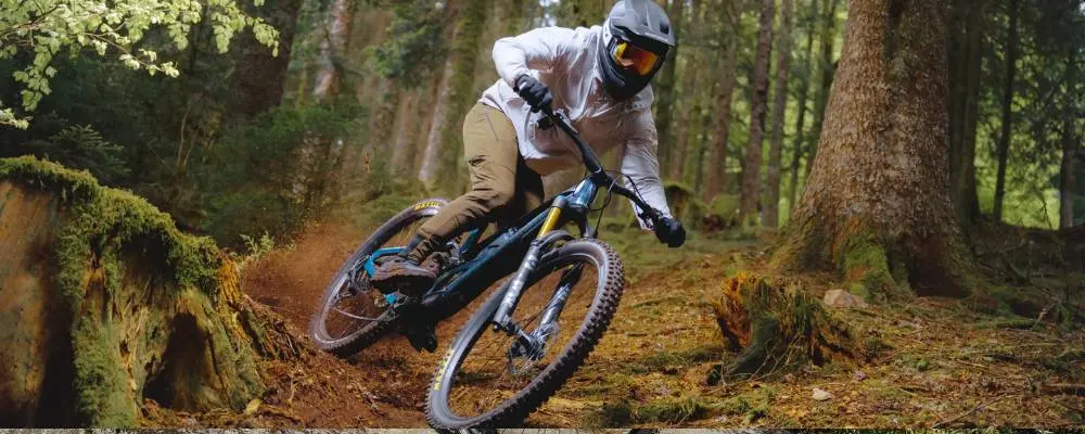VTT Enduro tout-suspendu Orbea Rallon M20 en forêt