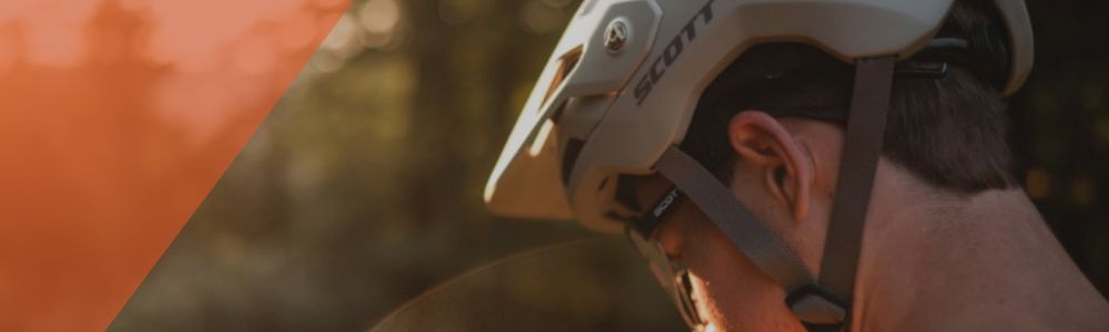 alt="Casque de vélo Scott porté par un cycliste en extérieur — accessoire vélo pour la sécurité"