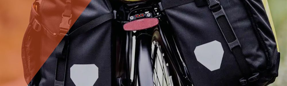 "Sacoches de bagagerie vélo installées sur porte-bagages arrière"