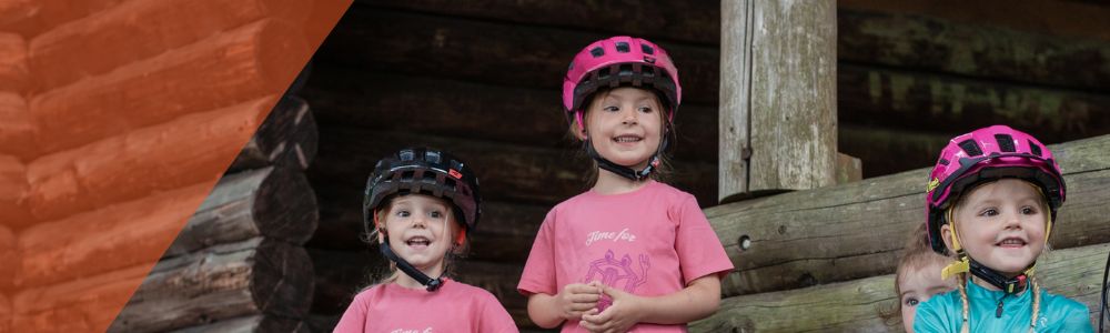 "Enfants portant des casques vélo colorés lors d'une sortie en plein air"