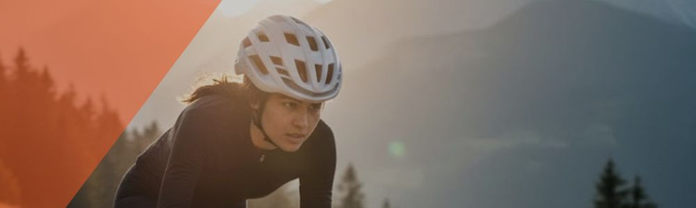 "Cycliste portant un casque vélo route blanc lors d'une sortie en montagne"