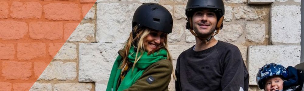 "Famille portant des casques de vélo en usage urbain"