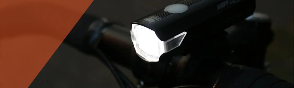 "Éclairage vélo avant allumé fixé sur le guidon"