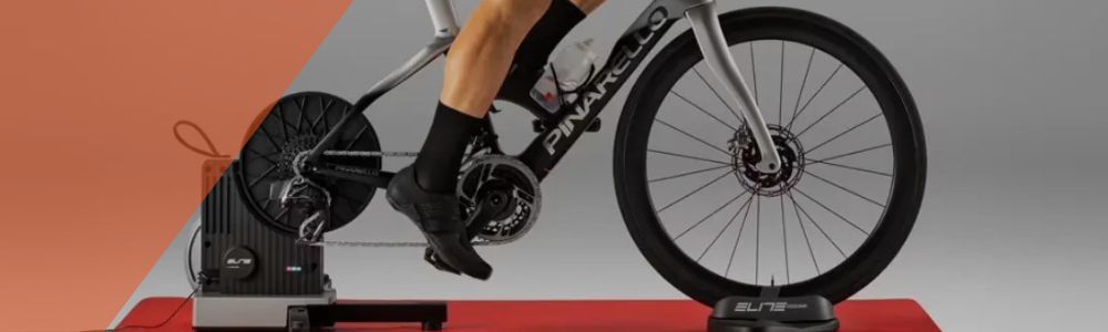 "Cycliste s’entraînant sur un home trainer Elite avec vélo de route Pinarello"