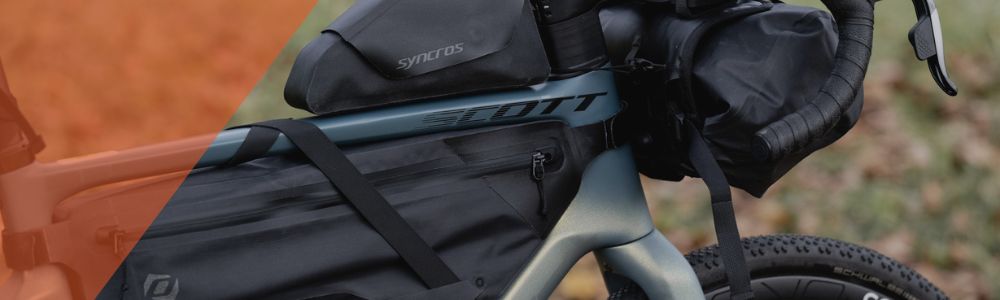 "Sacoches vélo bikepacking installées sur un vélo Scott avec sacs de cadre, de guidon et de top tube"