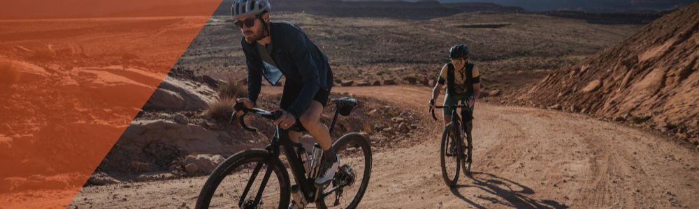 "Cyclistes roulant en vélo gravel sur une piste désertique lors d'une sortie tout-terrain"