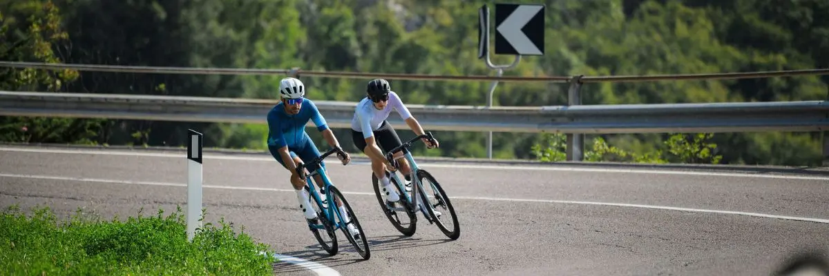 Vélo de route en course pour performance maximale